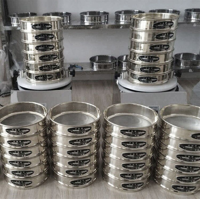 試驗(yàn)篩采用SUS403不生銹材質(zhì)，篩框壁厚0.6mm經(jīng)久耐用不變形，可耐400°高溫，可用于無(wú)機(jī)，有機(jī)溶液。