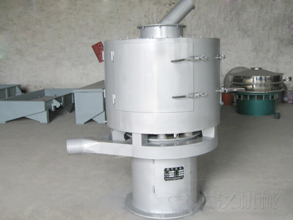 氣流篩與其它普通振動(dòng)篩不同的是其采用的是立式篩網(wǎng)，篩分主要?jiǎng)恿碜燥L(fēng)機(jī)的吹動(dòng)帶動(dòng)物料撲向篩網(wǎng)，從而完成篩分目的。